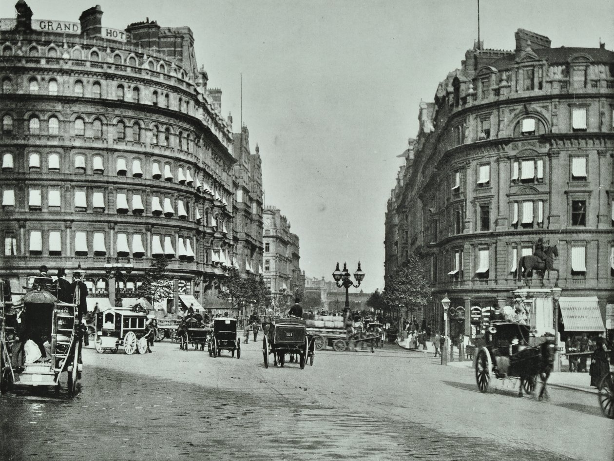 Charing Cross, Westminster LB: Northumberland Avenue z Trafalgar Square a Charing Cross, 1890 od English Photographer