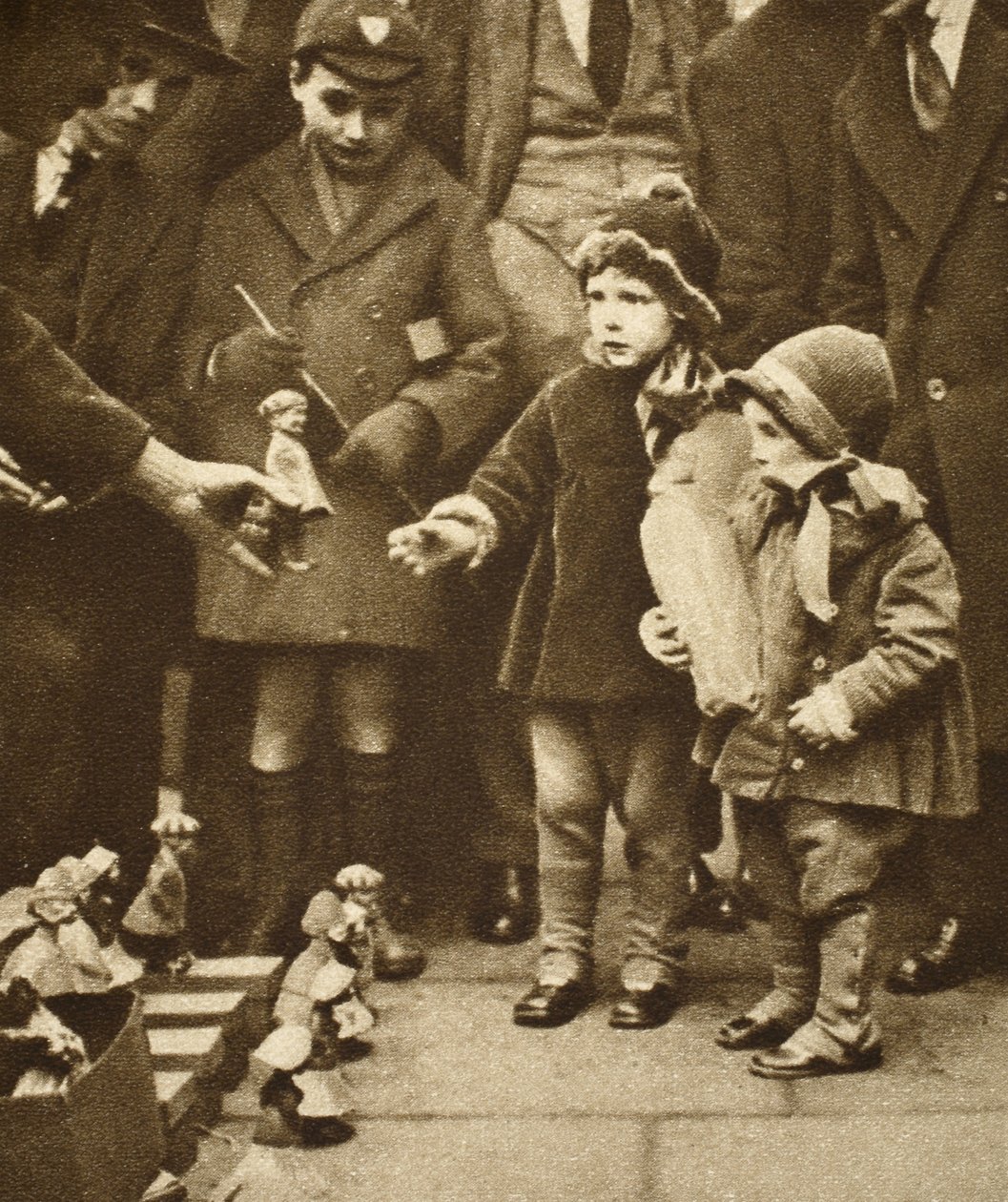 Děti shlukující se kolem pouličního prodavače, Holborn (sépiová fotografie) od English Photographer