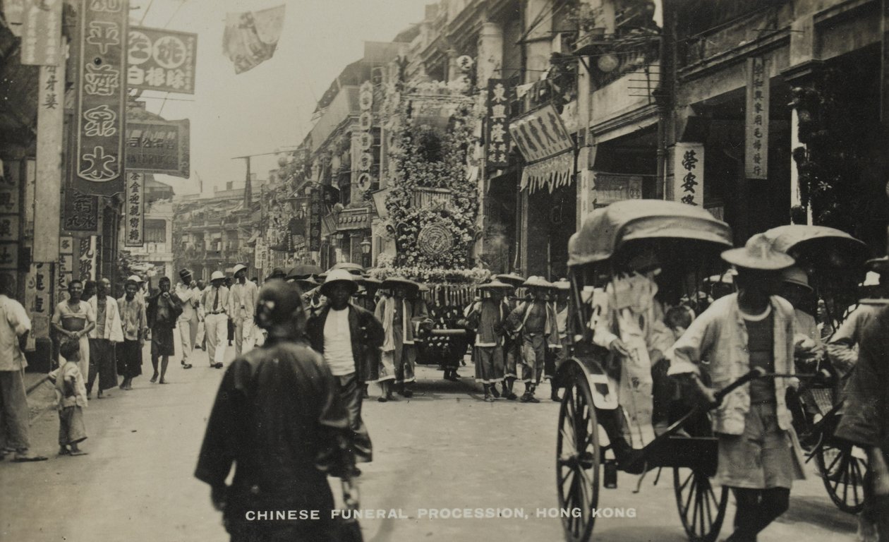 Čínský pohřební průvod, Hong Kong, z alba fotografií týkajících se služby Pte H. Chicka, 1940 od English Photographer