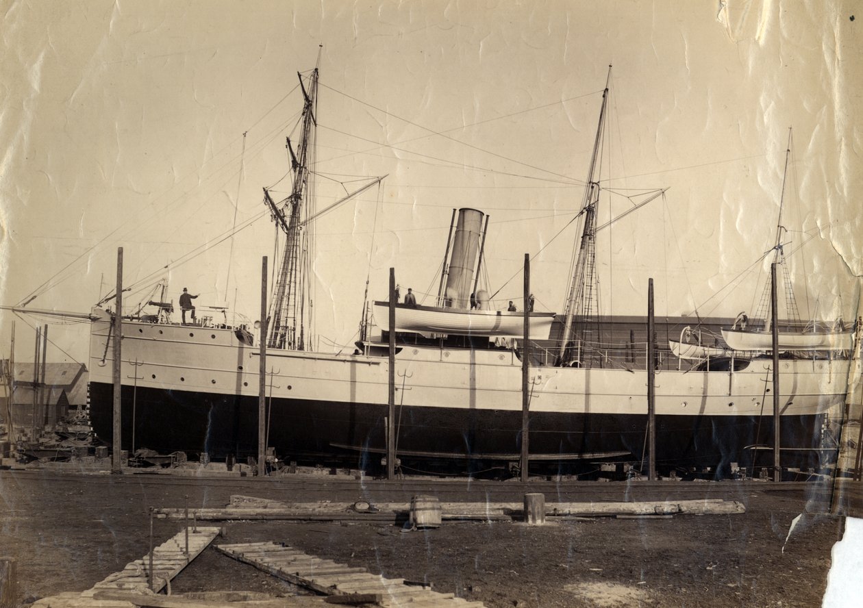 Čínský výnosový křižník „Li Kin“ nebo její sesterská loď „Kai Pan“ na skluzu připravené ke startu, 1888 od English Photographer