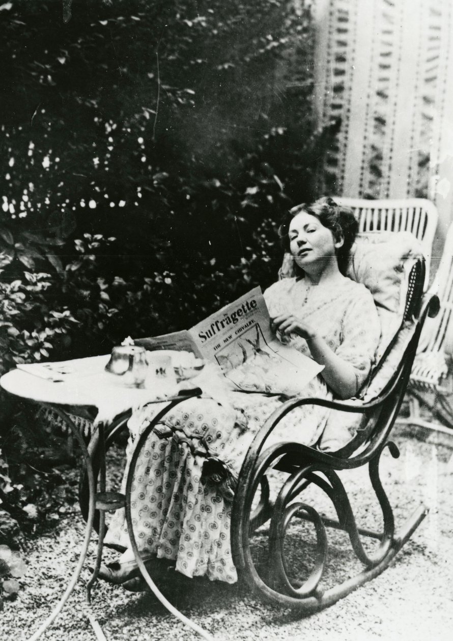 Christabel Pankhurst (1881-1969) čtoucí výtisk The Suffragette kolem roku 1905-14 od English Photographer