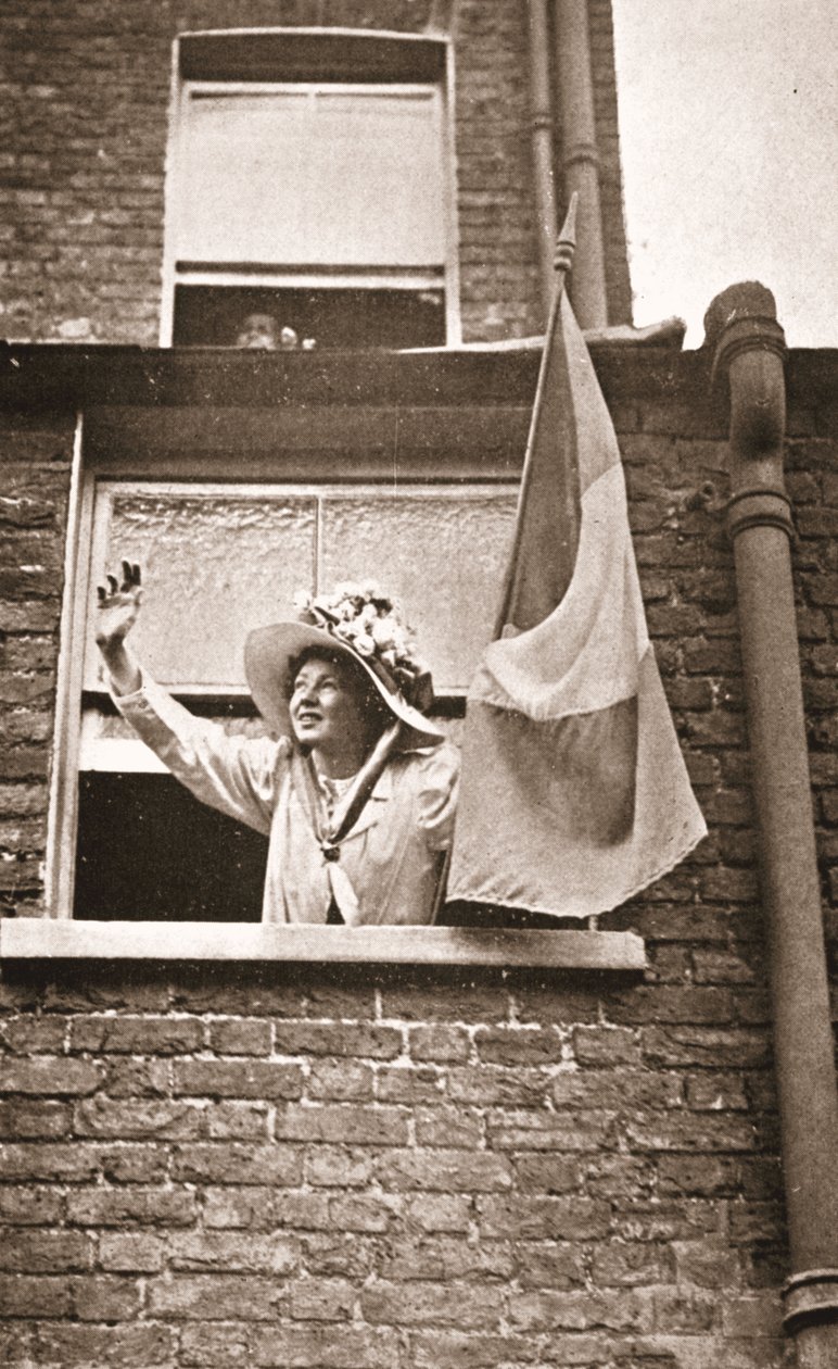 Christabel Pankhurstová mává hladovkářům z domu s výhledem na věznici Holloway. od English Photographer
