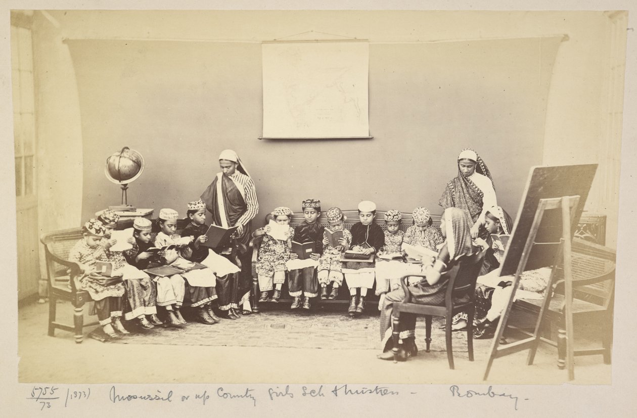Třída s milenkou v mofussil nebo venkovské dívčí škole, Bombay, c. 1873 (černobílá fotografie) od English Photographer