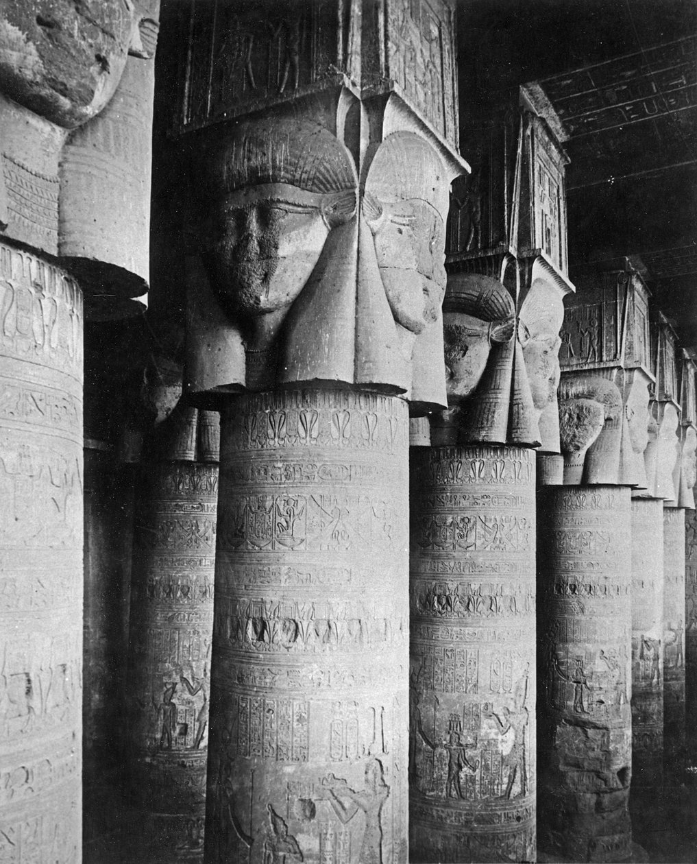 Sloupce v chrámu Hathor, c.1904-05 od English Photographer