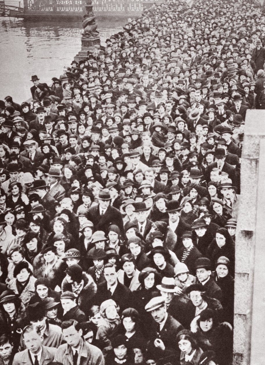 Davy čekající na přístup do Westminster Hall, během ležení ve státě George V, 1936 od English Photographer