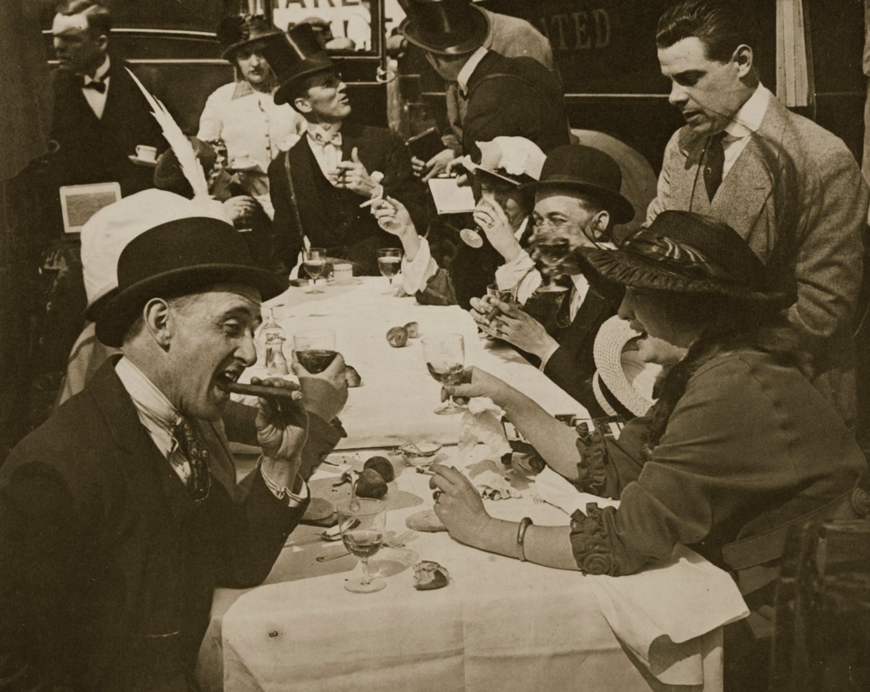 Denní oběd v Derby, tisk Horace W. Nichols, kolem roku 1910 (hlubotisk) od English Photographer