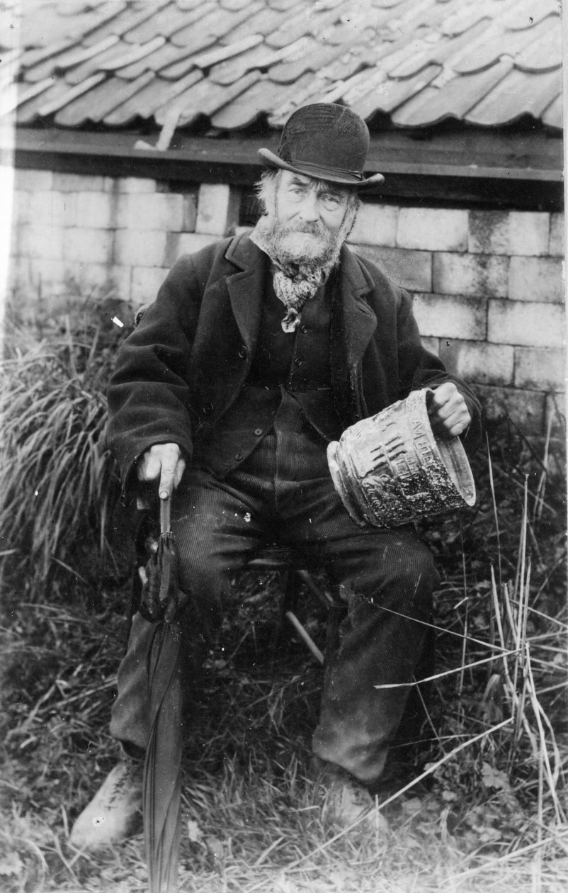 Edward Bingham drží jeden ze svých návrhů Castle Hedingham Ware od English Photographer