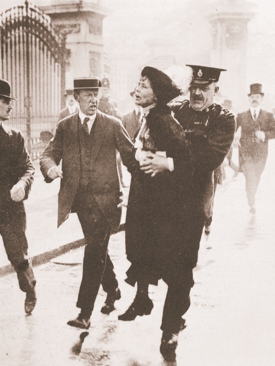 Zatčení Emmeline Pankhurst před Buckinghamským palácem při pokusu požádat krále, 21. května 1914 (sépiová fotografie) od English Photographer
