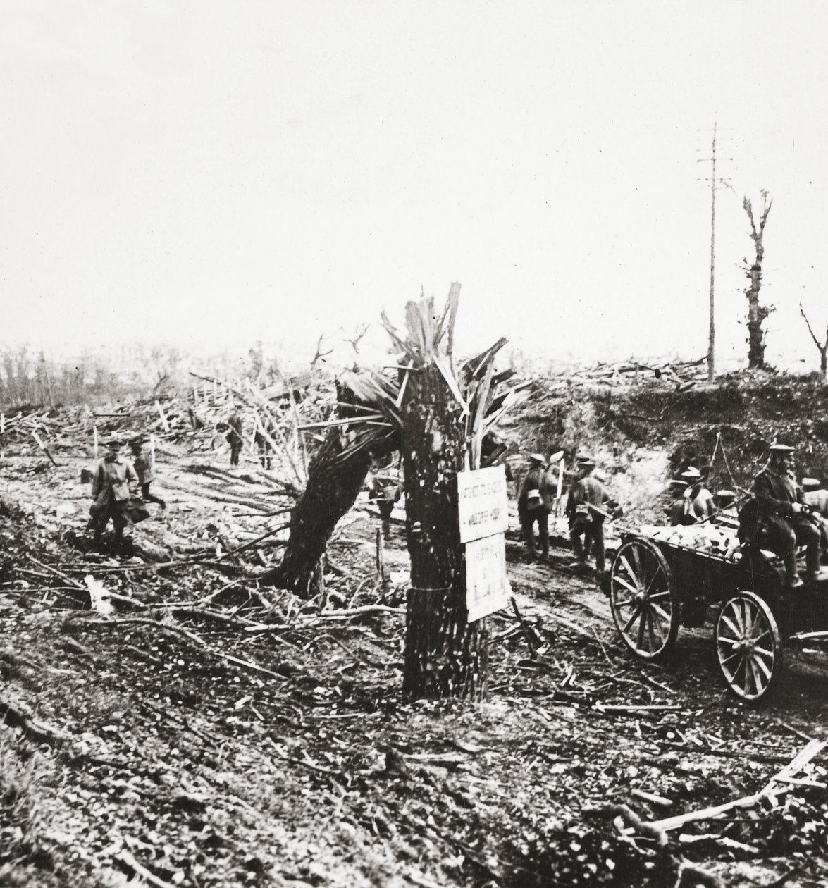 Inženýři opravují lehké železnice poblíž Hangardu, poškozené střelbou během bojů o Amiens, 1918 od English Photographer