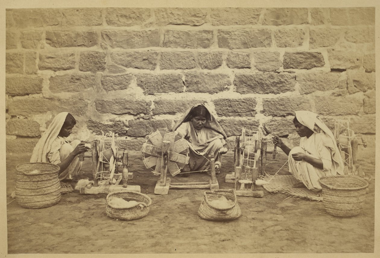 Vězeňkyně navíjející bavlnu na kolovrátky ve věznici Karáčí. Fotograf: Michie and Company c. 1873173 mm x 260 mm Archeologický průzkum indických sbírek: Indie Office Series (svazek 52). od English Photographer
