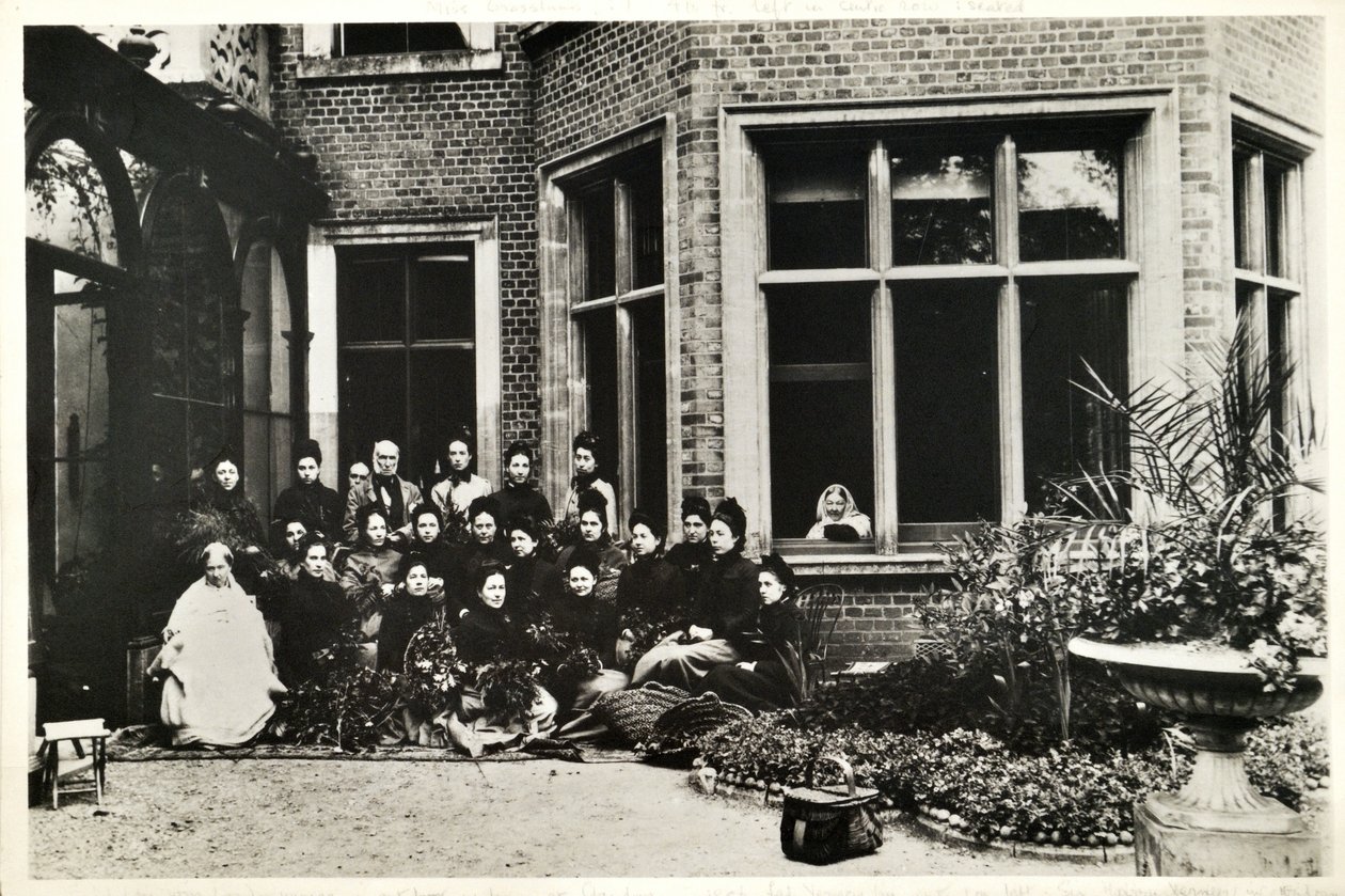 Florence Nightingale, Sir Harry a Lady Verney a Nightingale sestry v Claydon House, 1886 od English Photographer