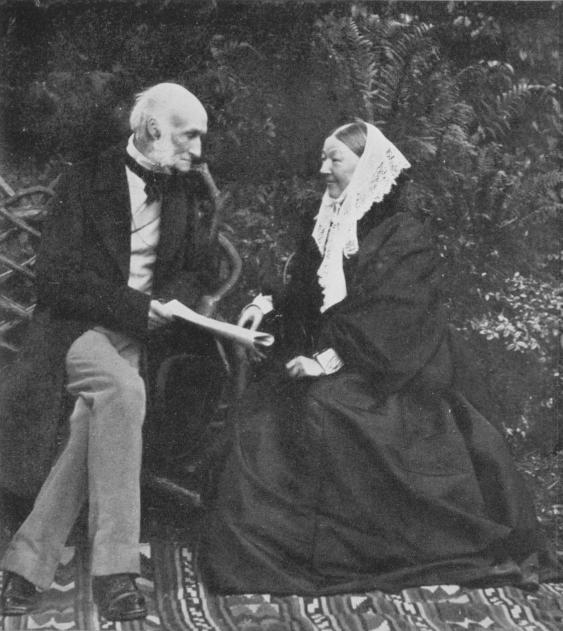 Florence Nightingale a Sir Harry Verney na trávníku v Claydon House, 1889 od English Photographer
