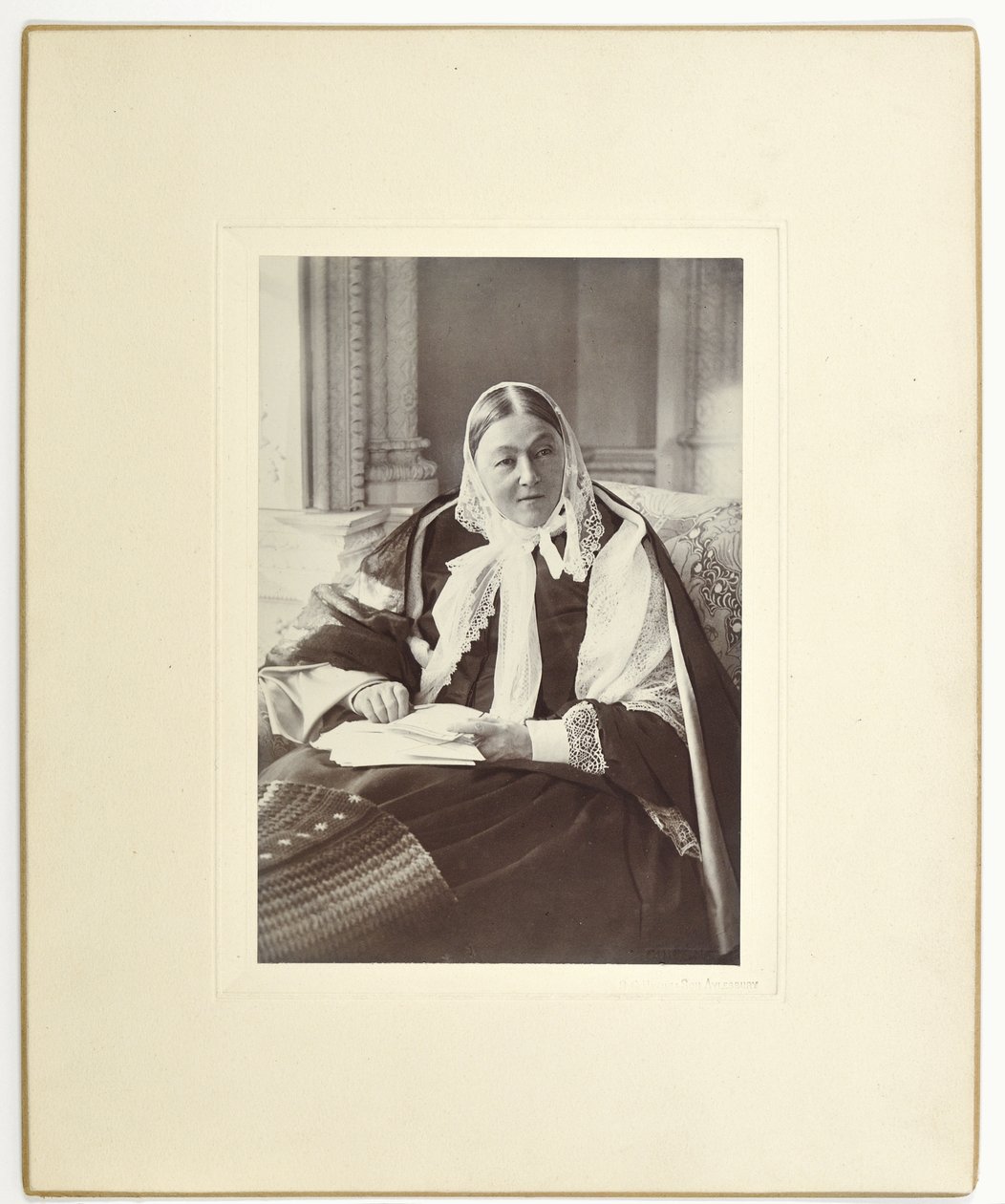 Florence Nightingale, sedící na pohovce v Blue Room v Claydon House, 1891 od English Photographer