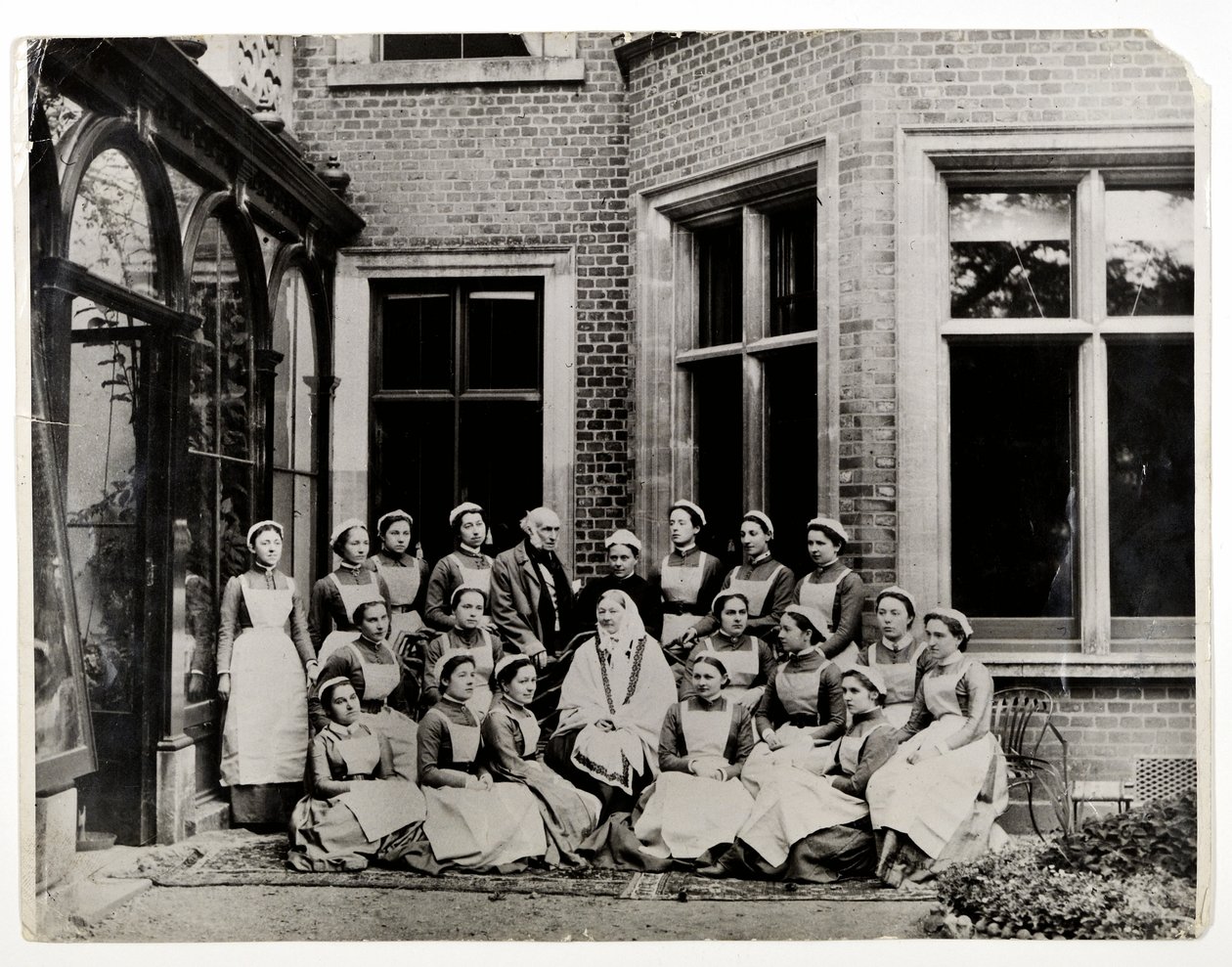 Florence Nightingale se sirem Harrym Verneym a slečnou Crosslandovou, uprostřed skupiny sester v Claydon House, 1886 od English Photographer