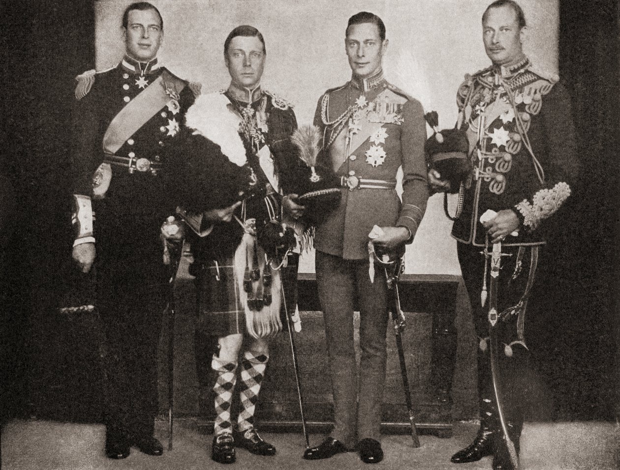 Čtyři z pěti synů krále Jiřího V., zleva doprava, princ George, vévoda z Kentu, král Edward VIII., později vévoda z Windsoru, princ Albert, vévoda z Yorku, pozdější král Jiří VI., princ Jindřich, vévoda od English Photographer