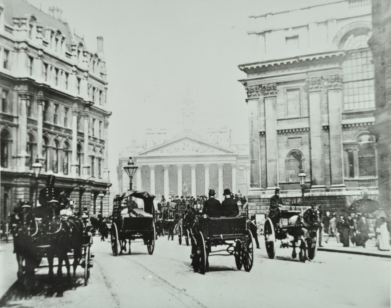 Od Queen Victoria Street po Mansion House Street s Royal Exchange, City of London, 1895 od English Photographer