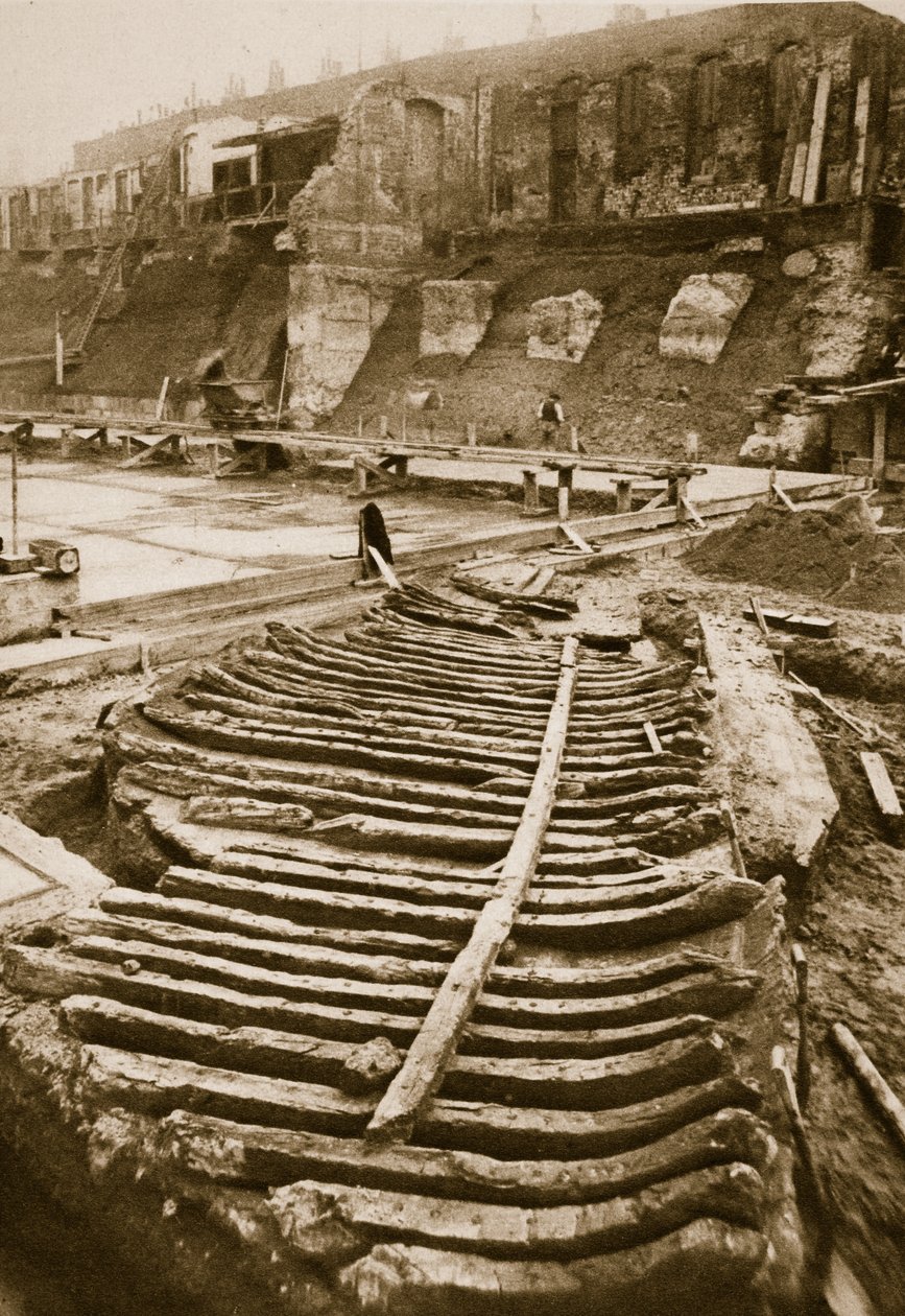 Galley, nalezený na místě County Hall v roce 1910 (sépiová fotografie) od English Photographer
