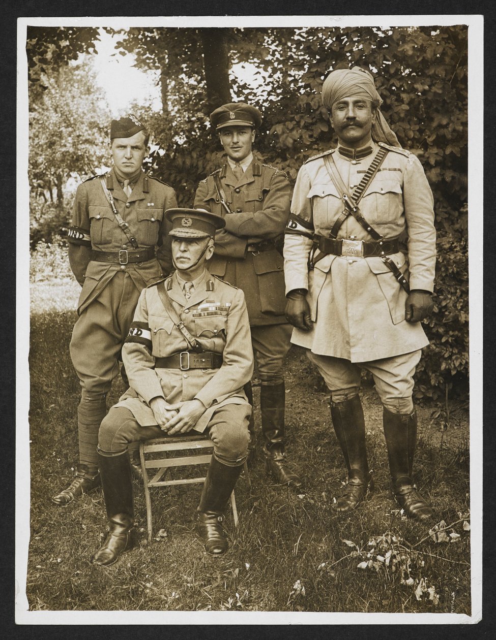 Generál Sir James Willcocks a jeho osobní zaměstnanci v zahradě jeho velitelství [Merville, Francie]. 31. července 1915 (želatinový stříbrný tisk) od English Photographer