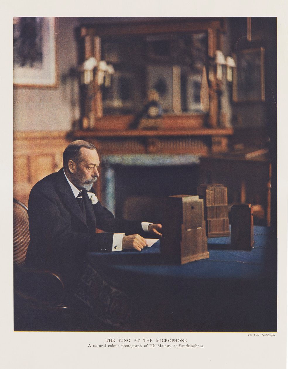 Jiří V. vysílá vánoční poselství Britskému společenství národů a impériu od English Photographer
