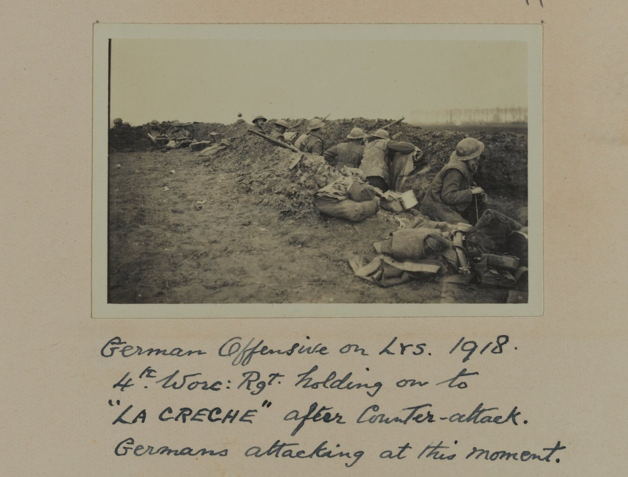 Německá ofenzíva na Lys. 1918: 4., Worc: Rgt. po protiútoku se drží „La Creche“, v tuto chvíli útočí Němci od English Photographer
