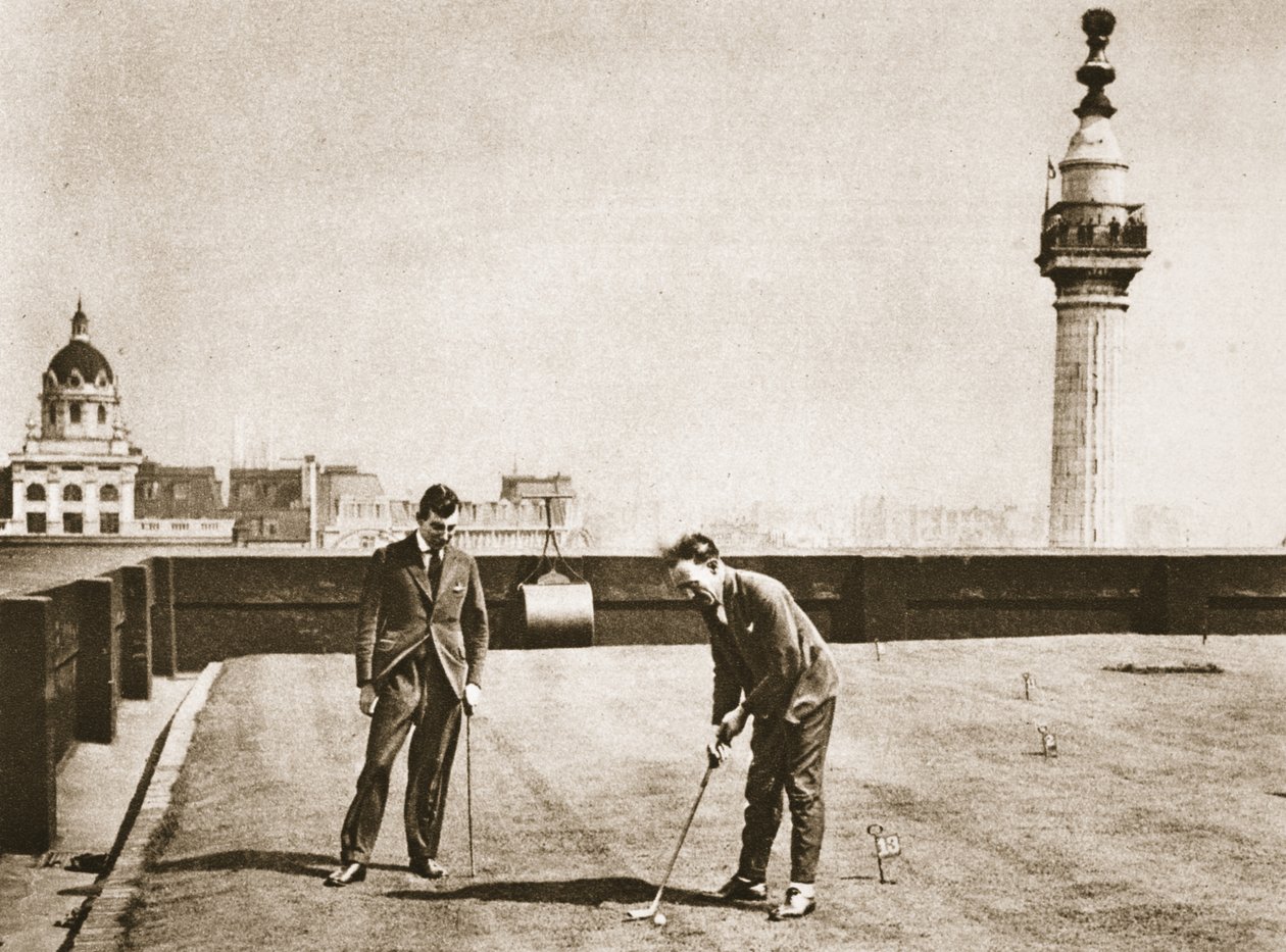 Golfový trénink pro kancelářské pracovníky na střeše Adelaide House, z Wonderful London, publikováno 1926-27 (hlubotisk) od English Photographer