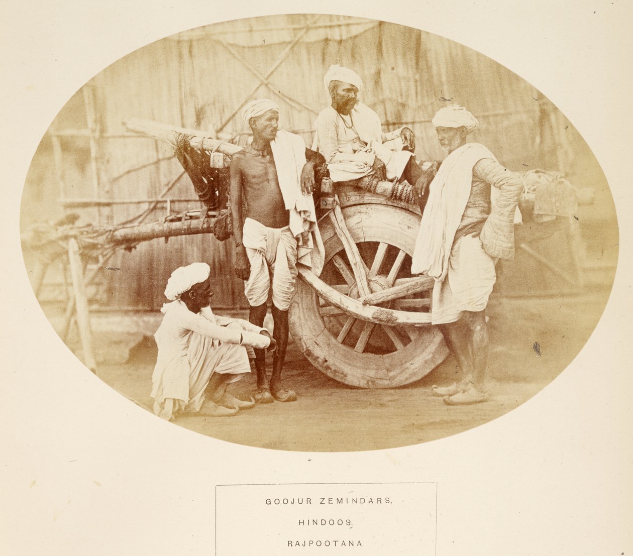 Goojur Zemindars, Hindoos, Rajpootana, od The People of India, od J. Forbes Watson, publikoval 1868 (tisk alba) od English Photographer
