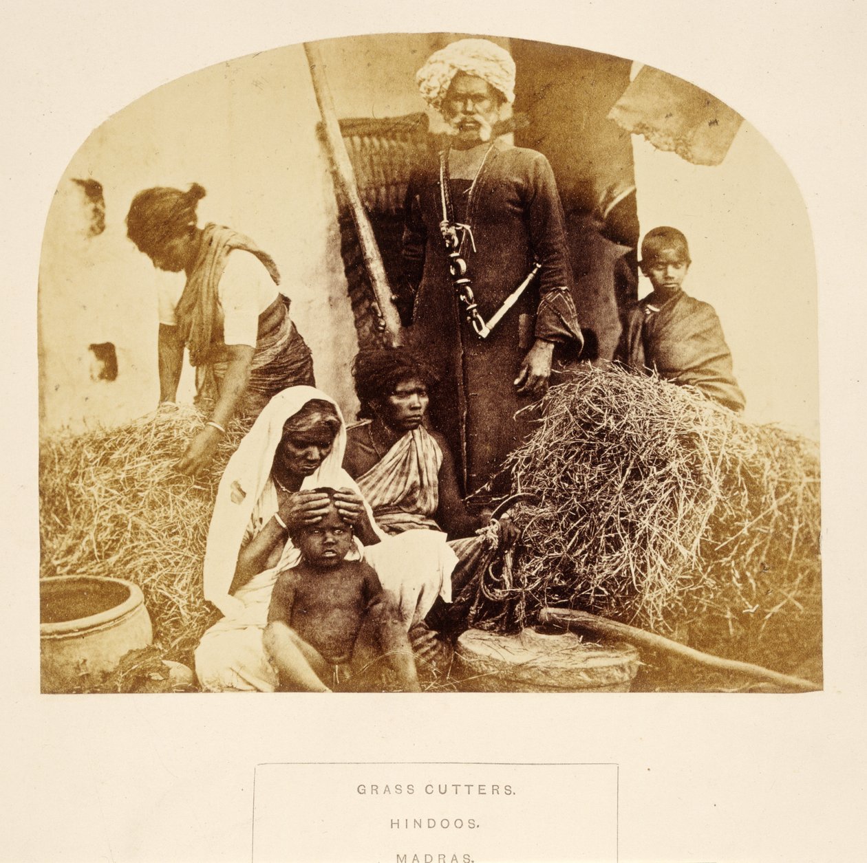 Grass Cutters, Hindoos, Madras, from The People of India, od J. Forbes Watsona, vydáno 1868 (tisk alba) od English Photographer