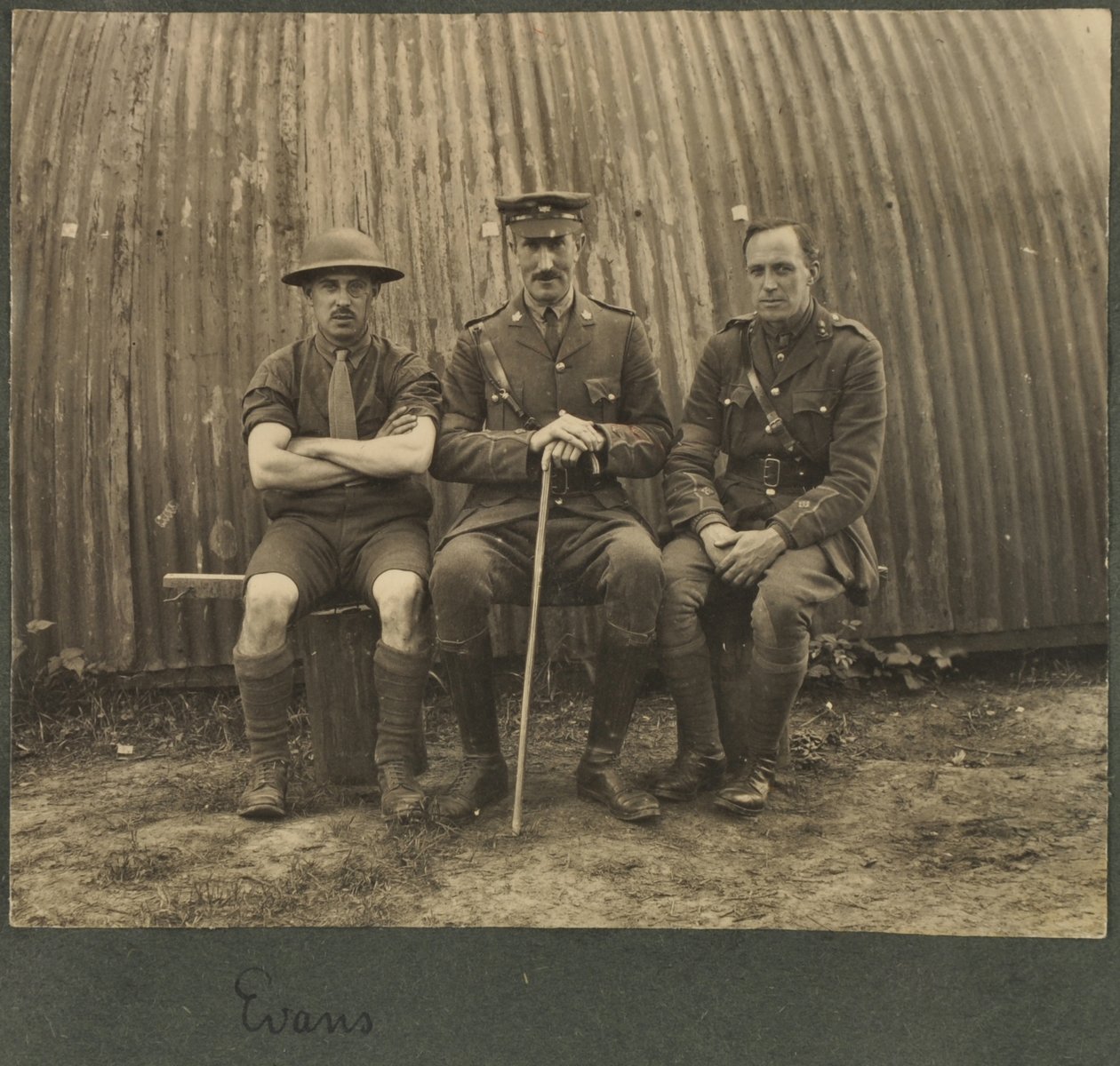 Skupina tří vojáků před chatou Nissan, kolem roku 1914-18 od English Photographer