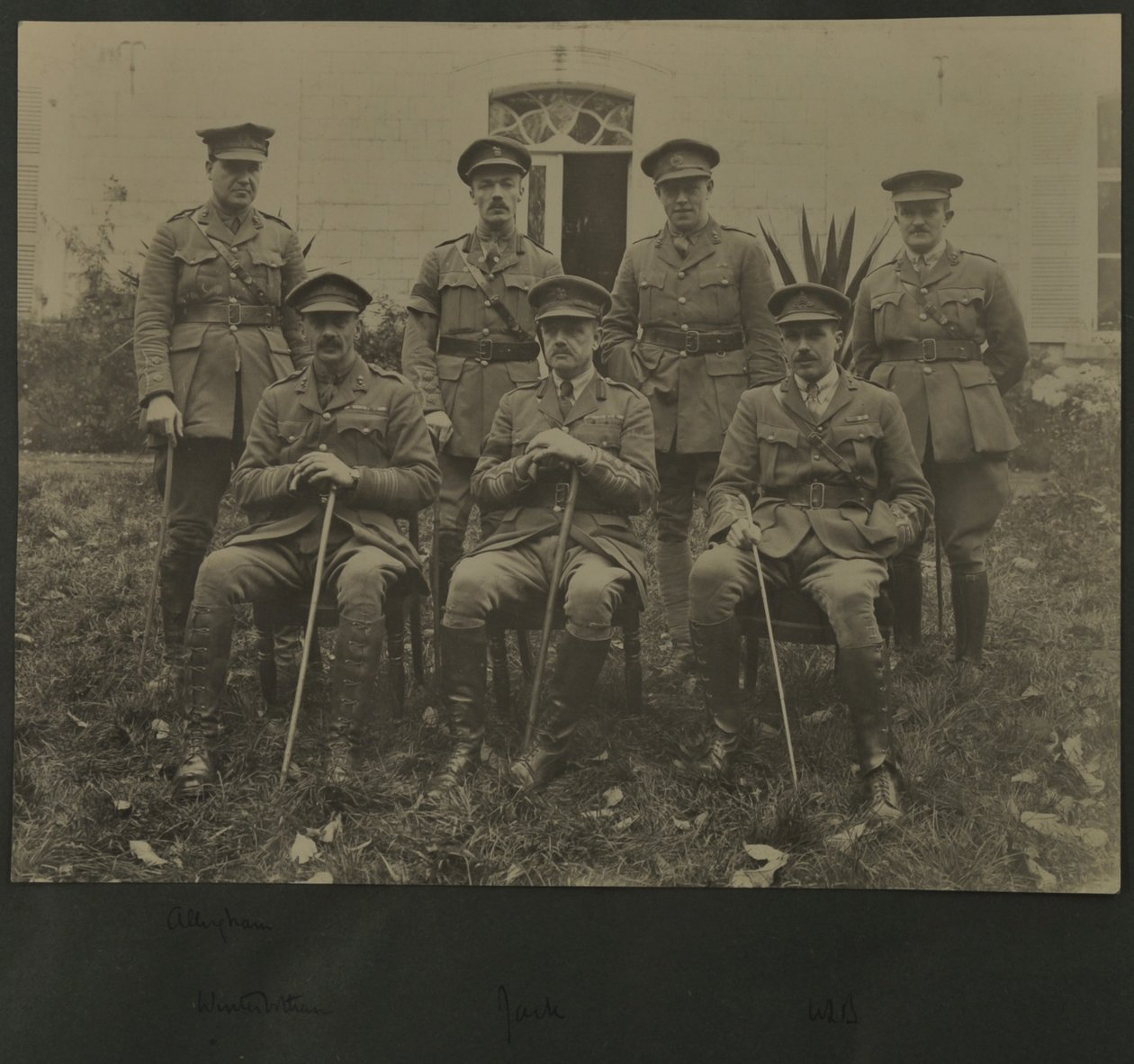 Skupinový portrét sedmi mužů ve vojenské uniformě, 1914-18 od English Photographer