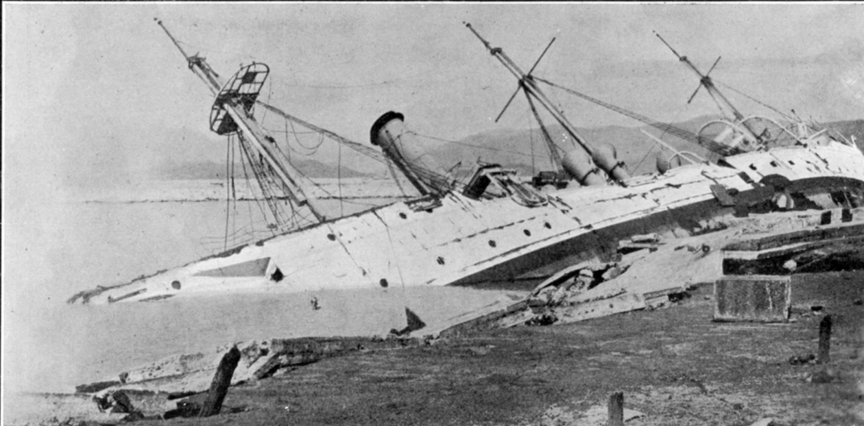 H.M Sloop Phoenix Vyhnán na břeh hongkongským tajfunem, ilustrace z The Graphic, 27. října 1906 od English Photographer