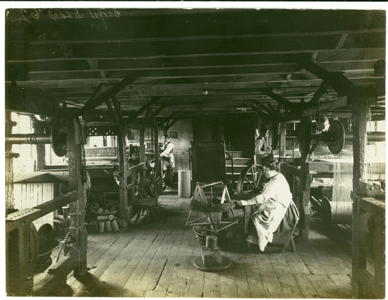 Ruční tkaní, Hughesova továrna č. 2, 1923 od English Photographer