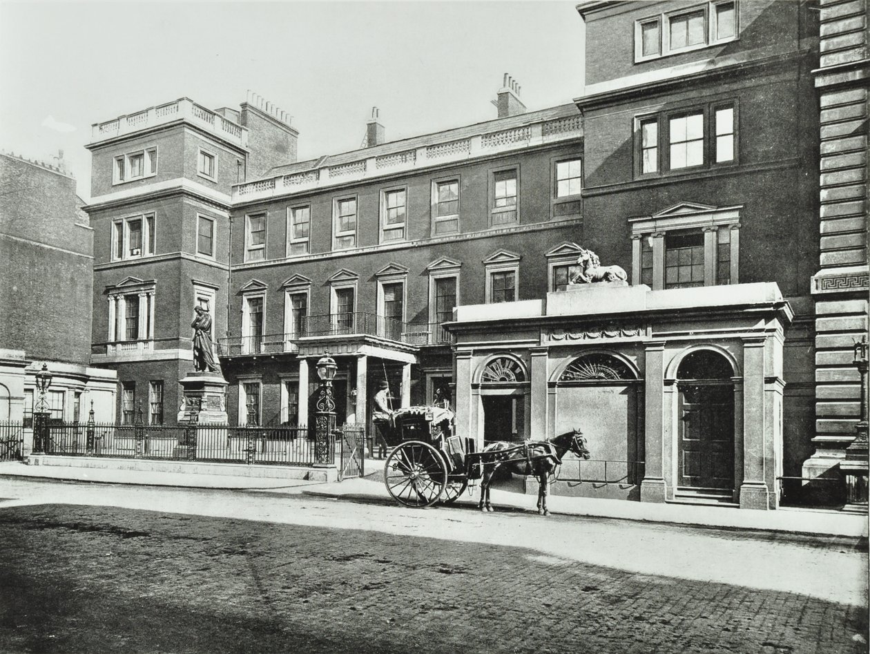 Hansom taxi před válečnou kanceláří Pall Mall, Willis Collection, 1890 od English Photographer