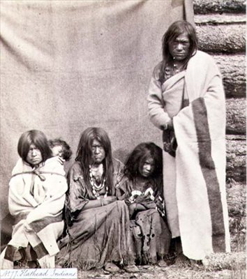 Hathead Indians, vyfotografovaní Royal Engineers na čtyřicáté deváté rovnoběžce (sépiová fotografie) od English Photographer