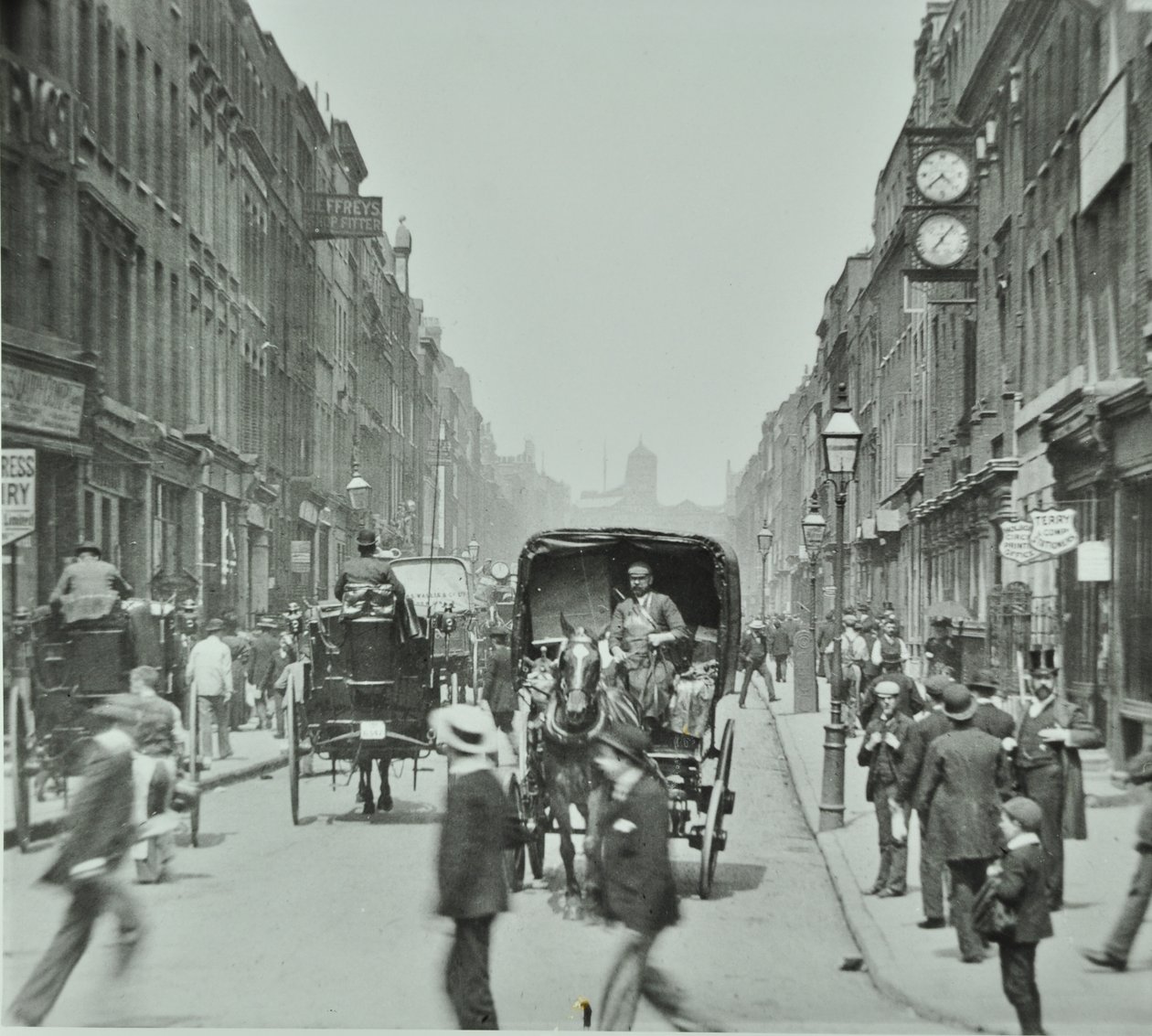 Hatton Garden: při pohledu na sever od Holborn Circus, Londýn, 1895 od English Photographer