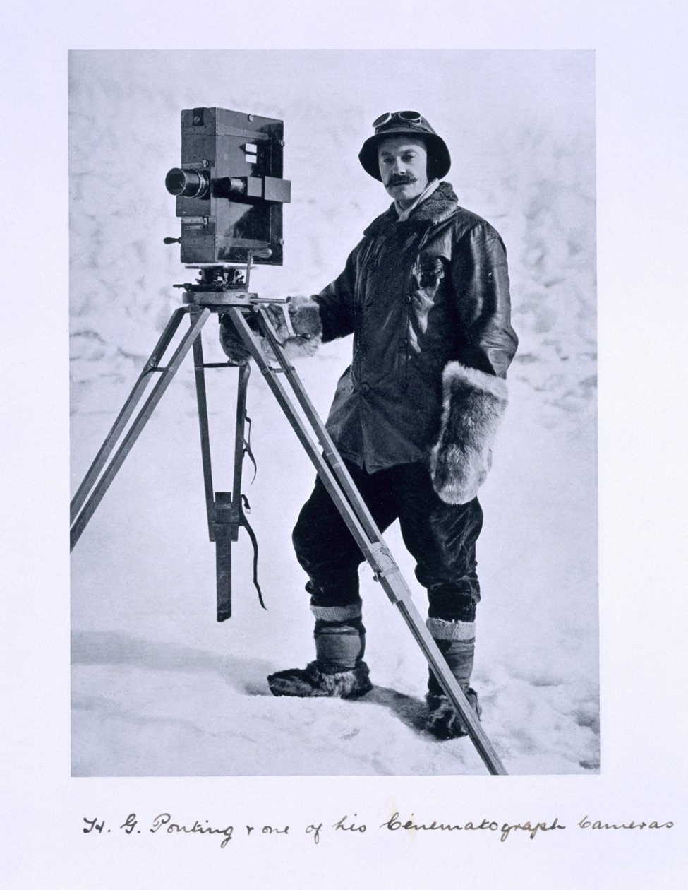 Herbert Ponting (1870-1935) s kinematografickou kamerou na expedici Terra Nova (1910-13) na jižní pól pod vedením kapitána Scotta, 1910-12 od English Photographer