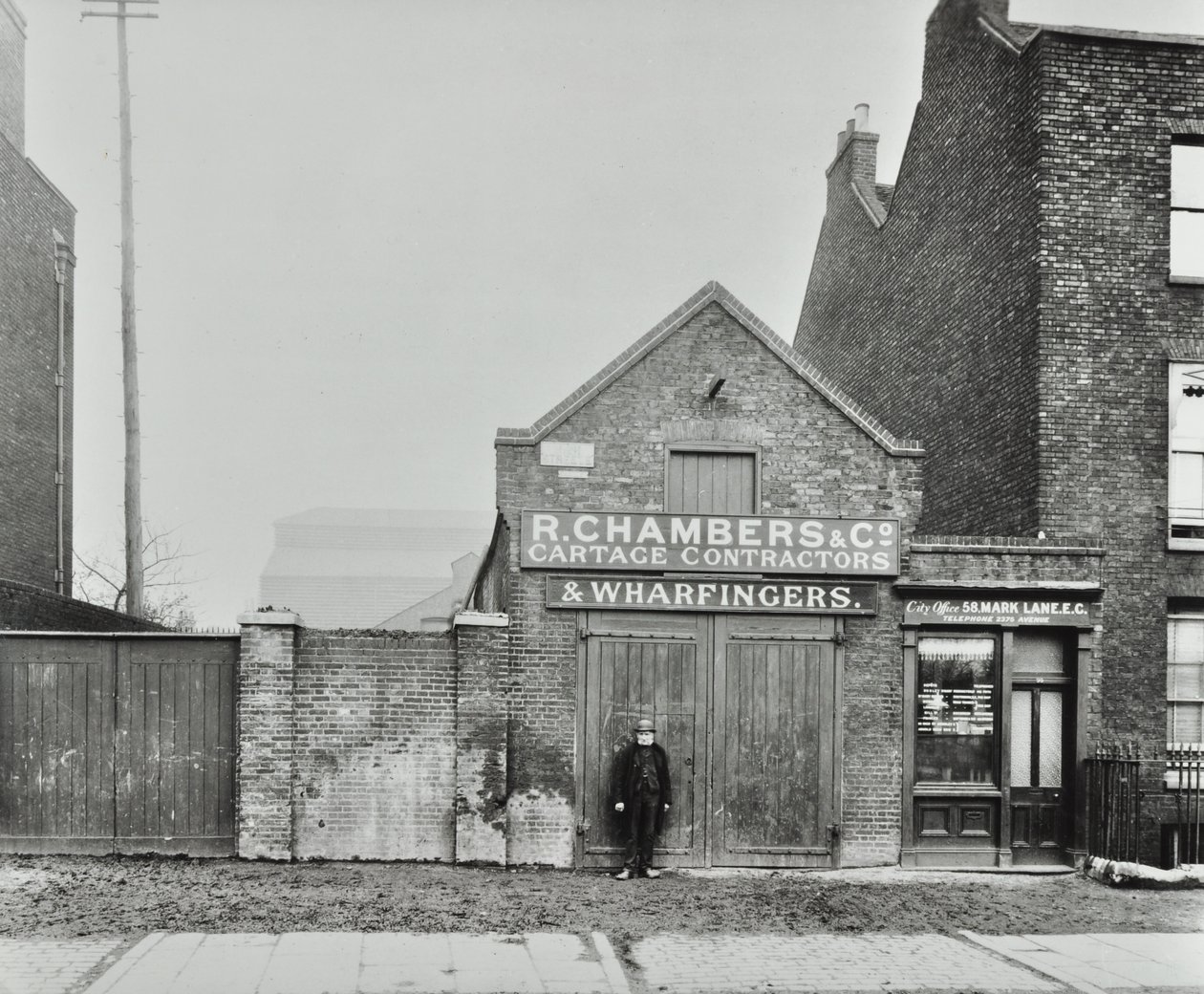 High Street, North Woolwich; později Pier Road, 1899 od English Photographer