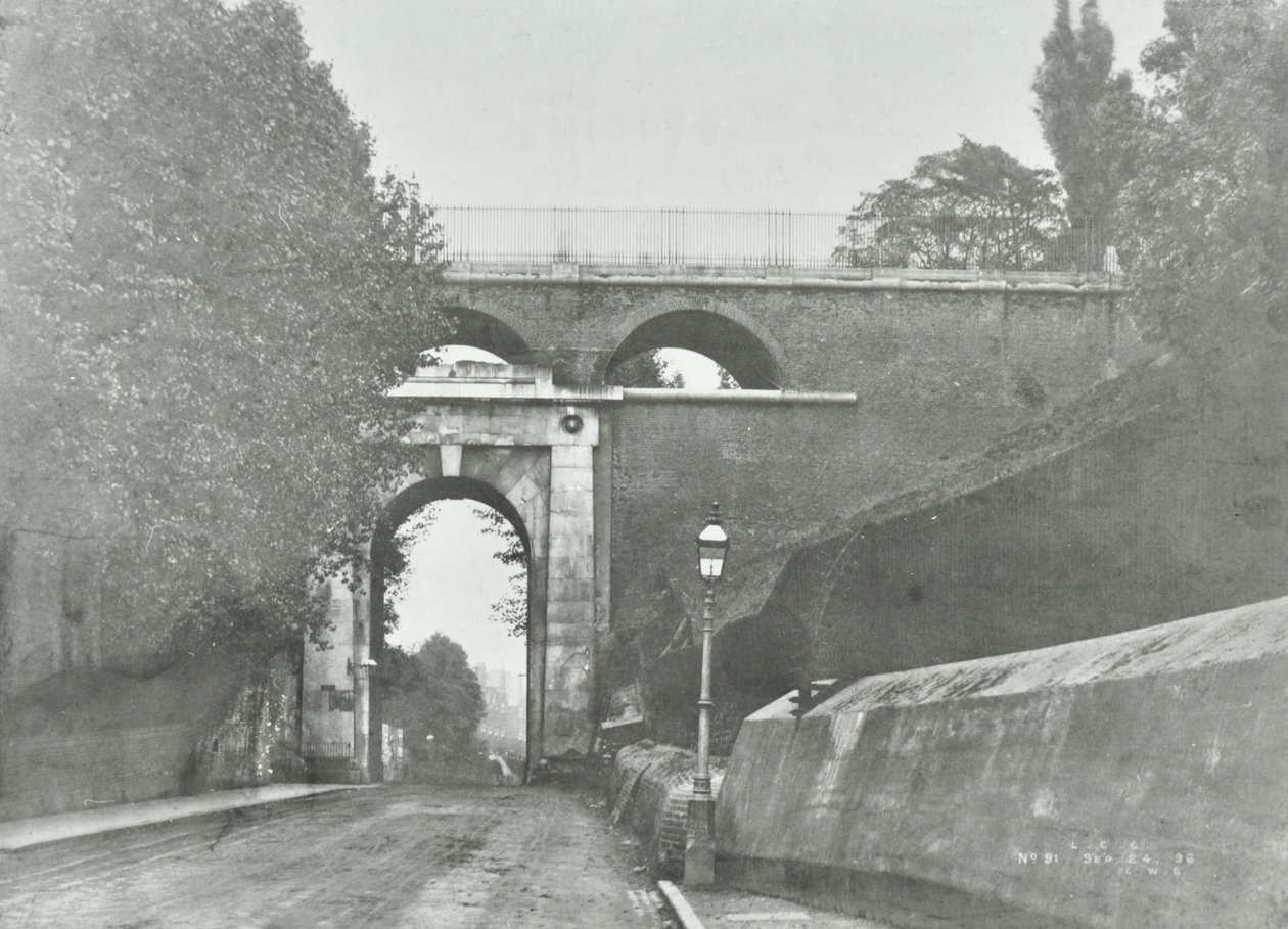 Highgate Archway, Archway Road Bridge: celkový pohled na starý most, 1896 od English Photographer