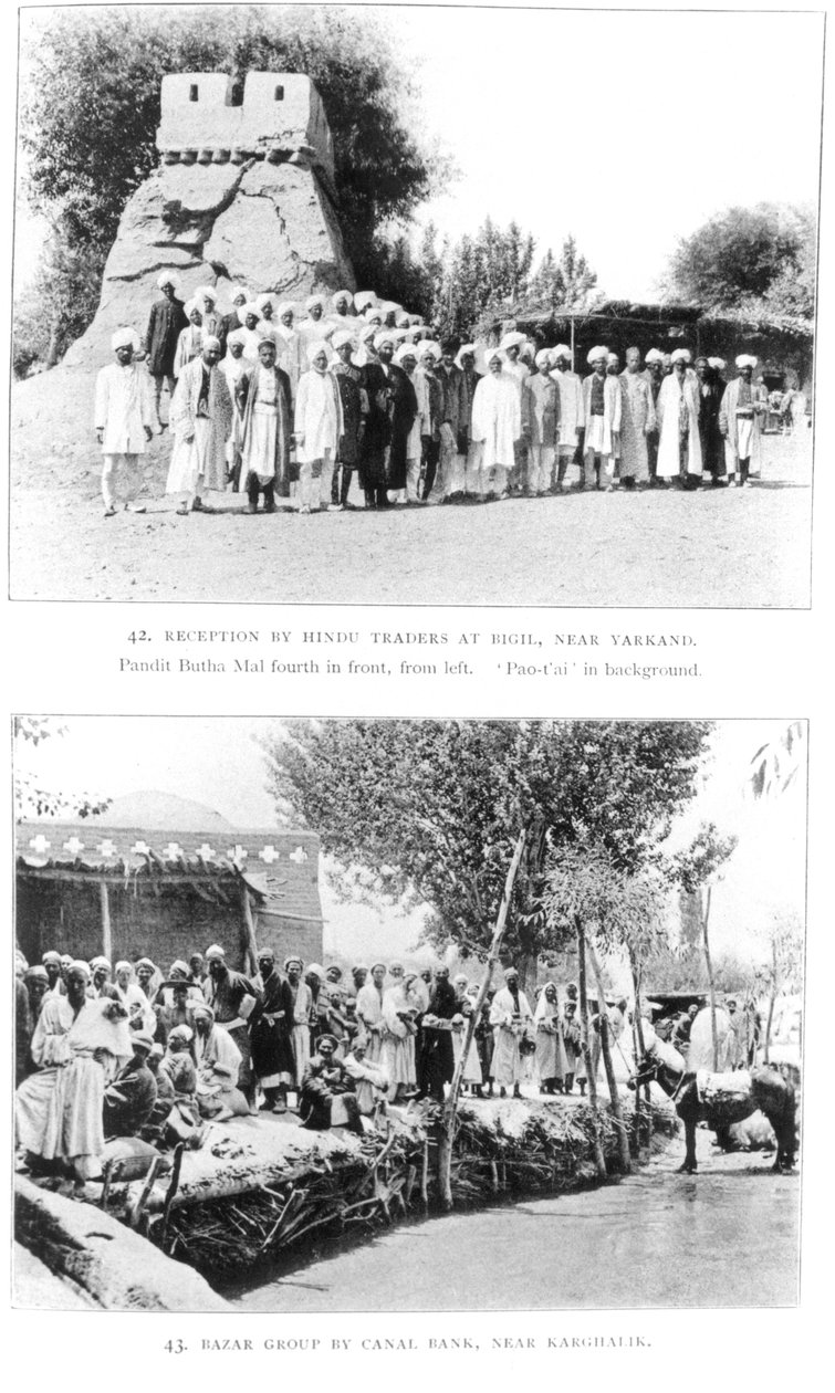 Hinduističtí obchodníci v Bigilu, poblíž Yarkandu a skupina na bazaru poblíž Kharghaliku, z Ruins of Desert Cathay od sira Aurela Steina, vydáno 1912 od English Photographer