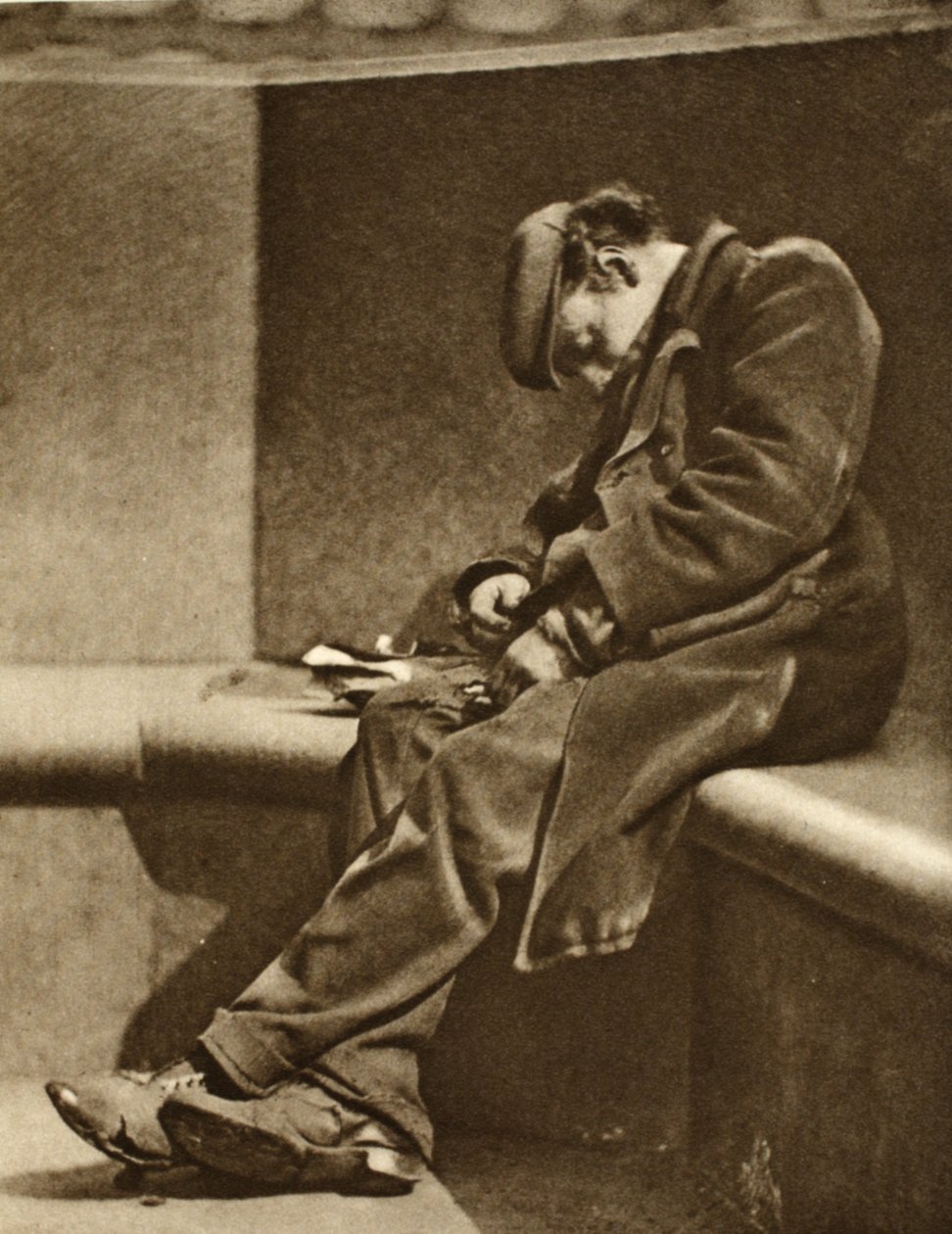 Bezdomovec na Blackfriars Bridge, z Wonderful London, vydáno 1926-27 (hlubotisk) od English Photographer