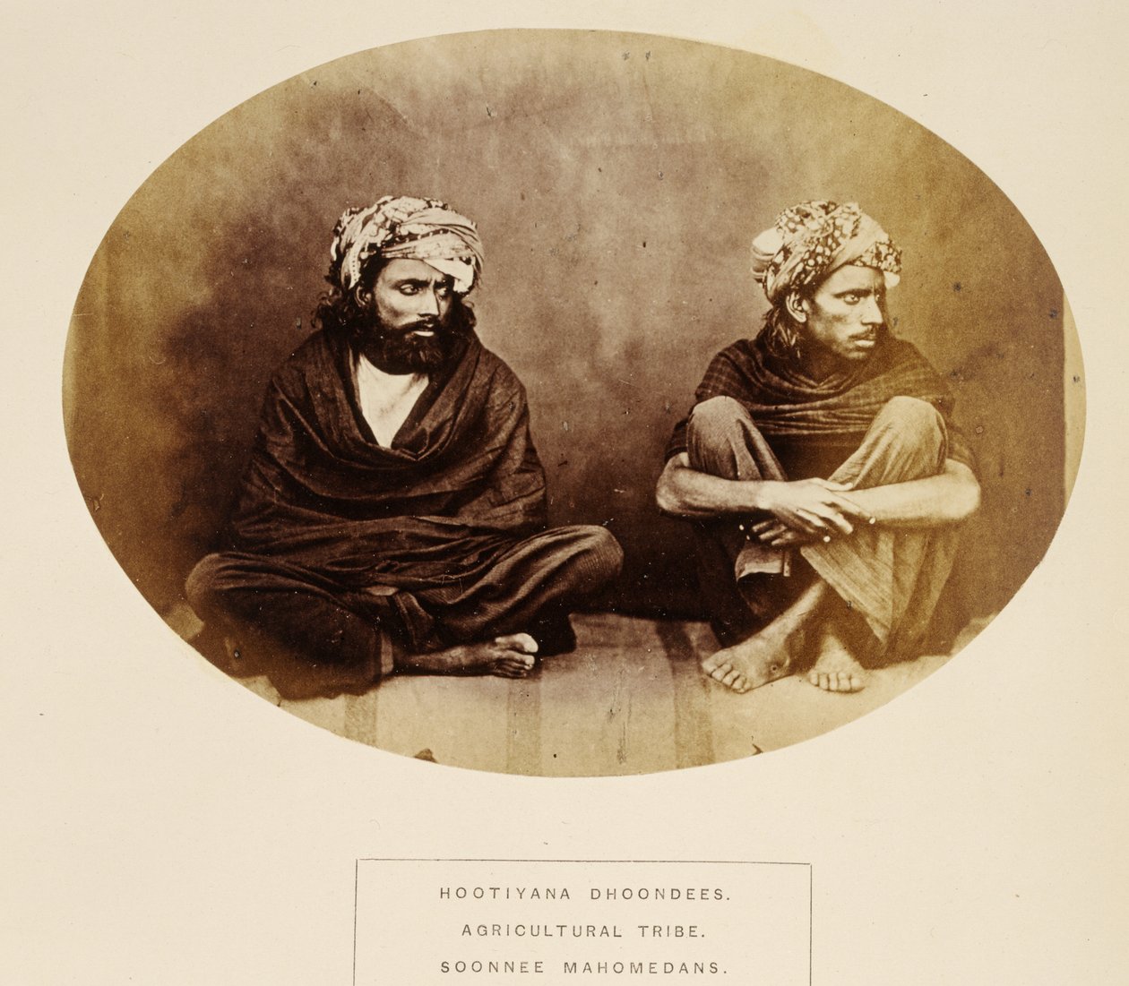 Hootiyana Dhoondees, Agricultural Tribe, Soonnee Mahomedans, Mooltan, z The People of India, J. Forbes Watson, publikováno 1868 (tisk alba) od English Photographer