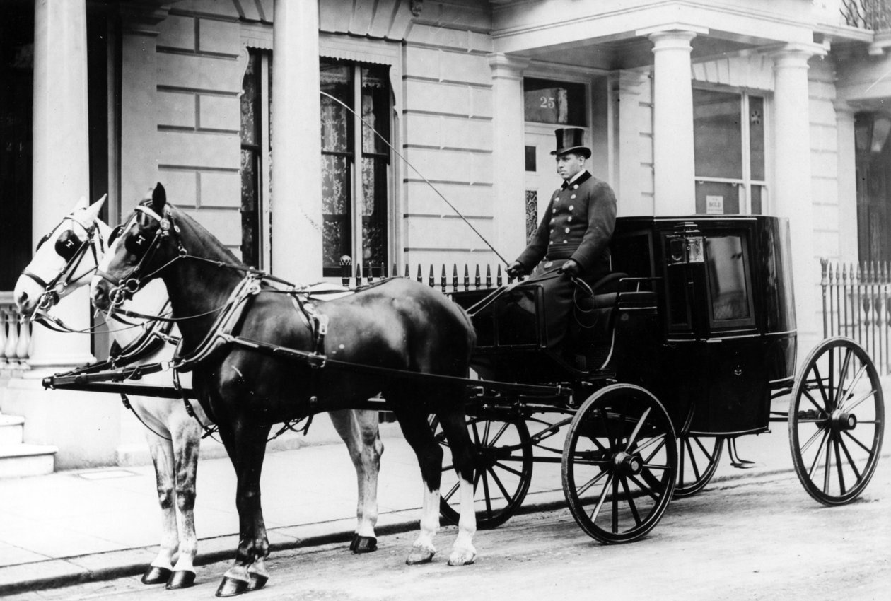 Koňský kočár mimo 24 Gloucester Square, Hyde Park, Londýn, kolem roku 1890 od English Photographer