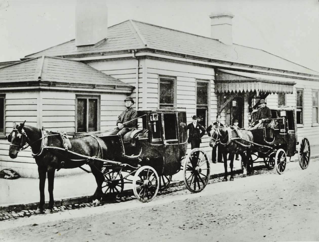 Kabiny tažené koňmi na nádraží Westbourne Park, 1885 od English Photographer