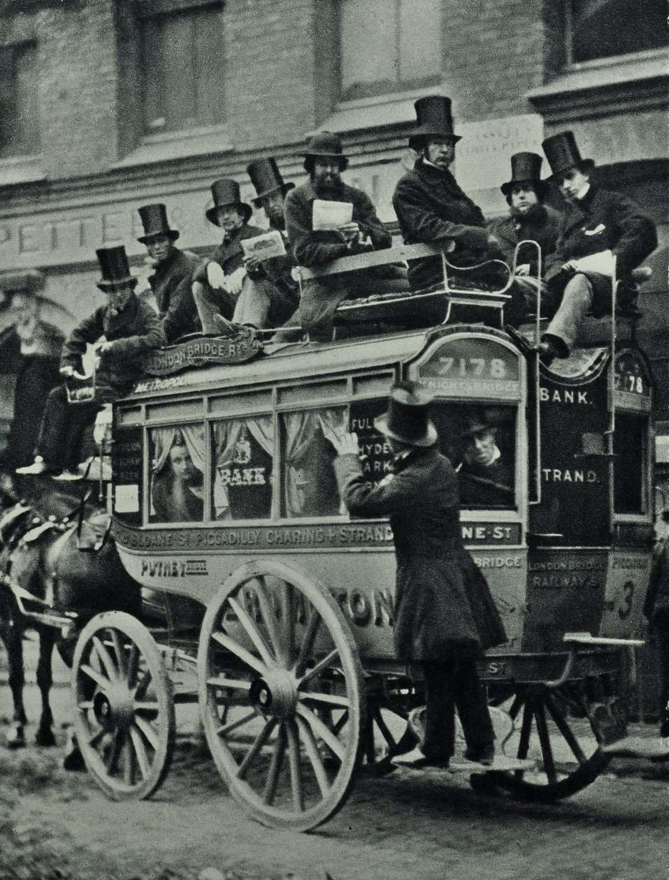 Koně tažený omnibus London Bridge Railway s cestujícími, 1880 od English Photographer