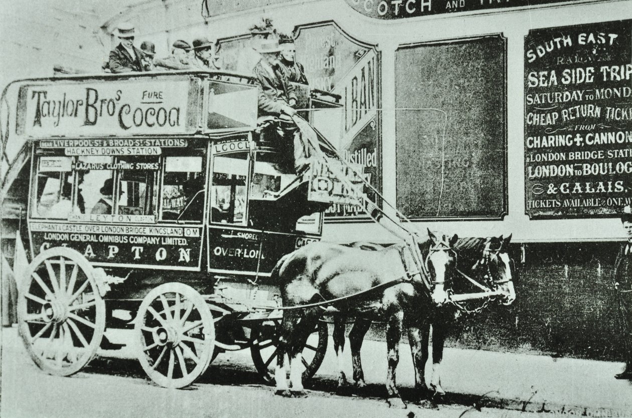 Omnibus tažený koňmi s cestujícími, 1899 od English Photographer