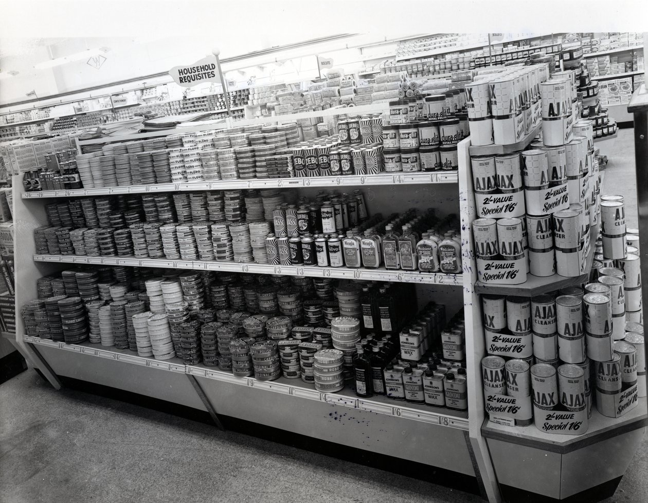 Ulička s domácími potřebami, obchod Woolworths, 1956 od English Photographer