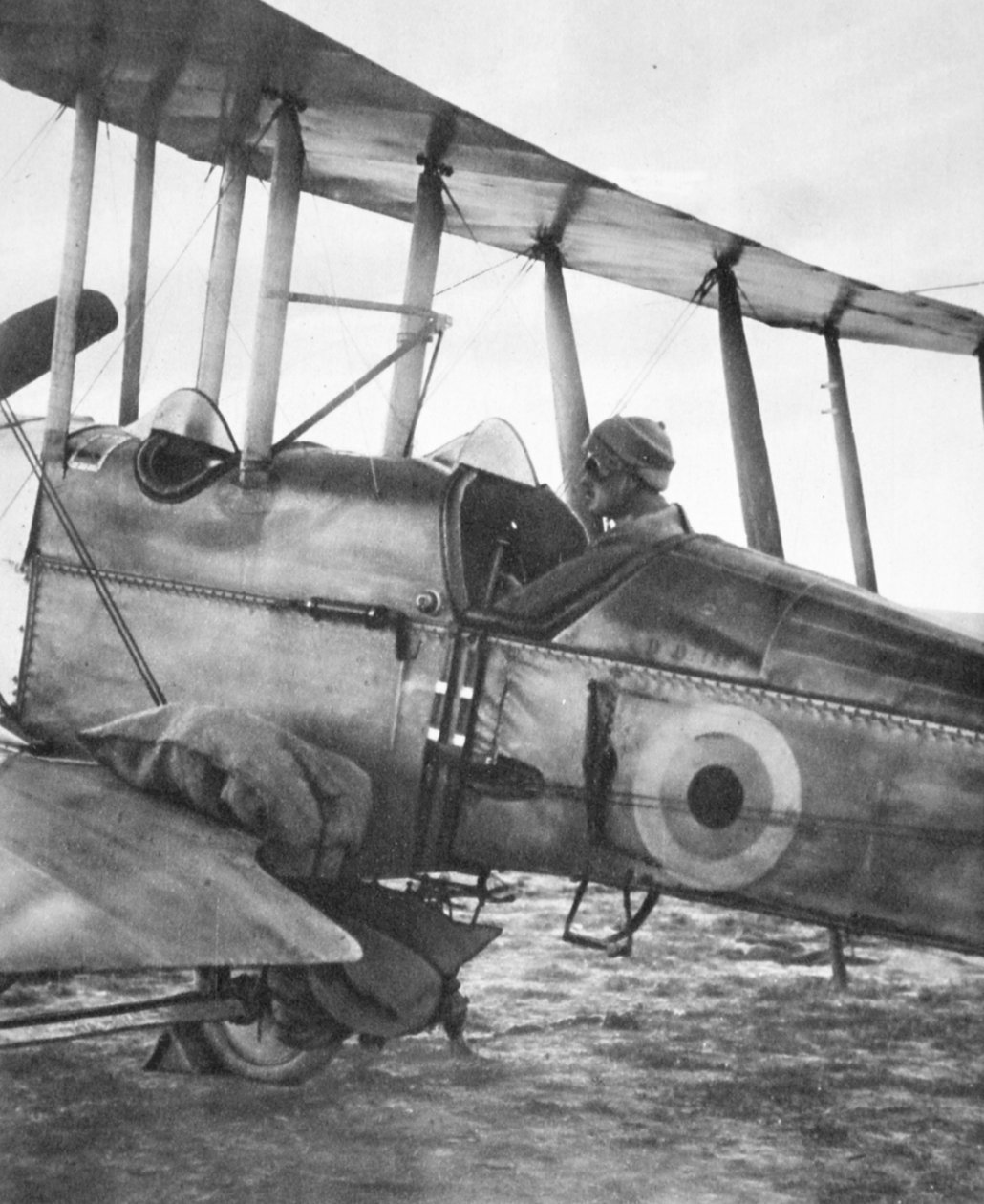 Jak byl Kut Garrison krmen létajícím strojem: připraven k letu s pytli obilí, z The Illustrated War News, 21. června 1916 od English Photographer