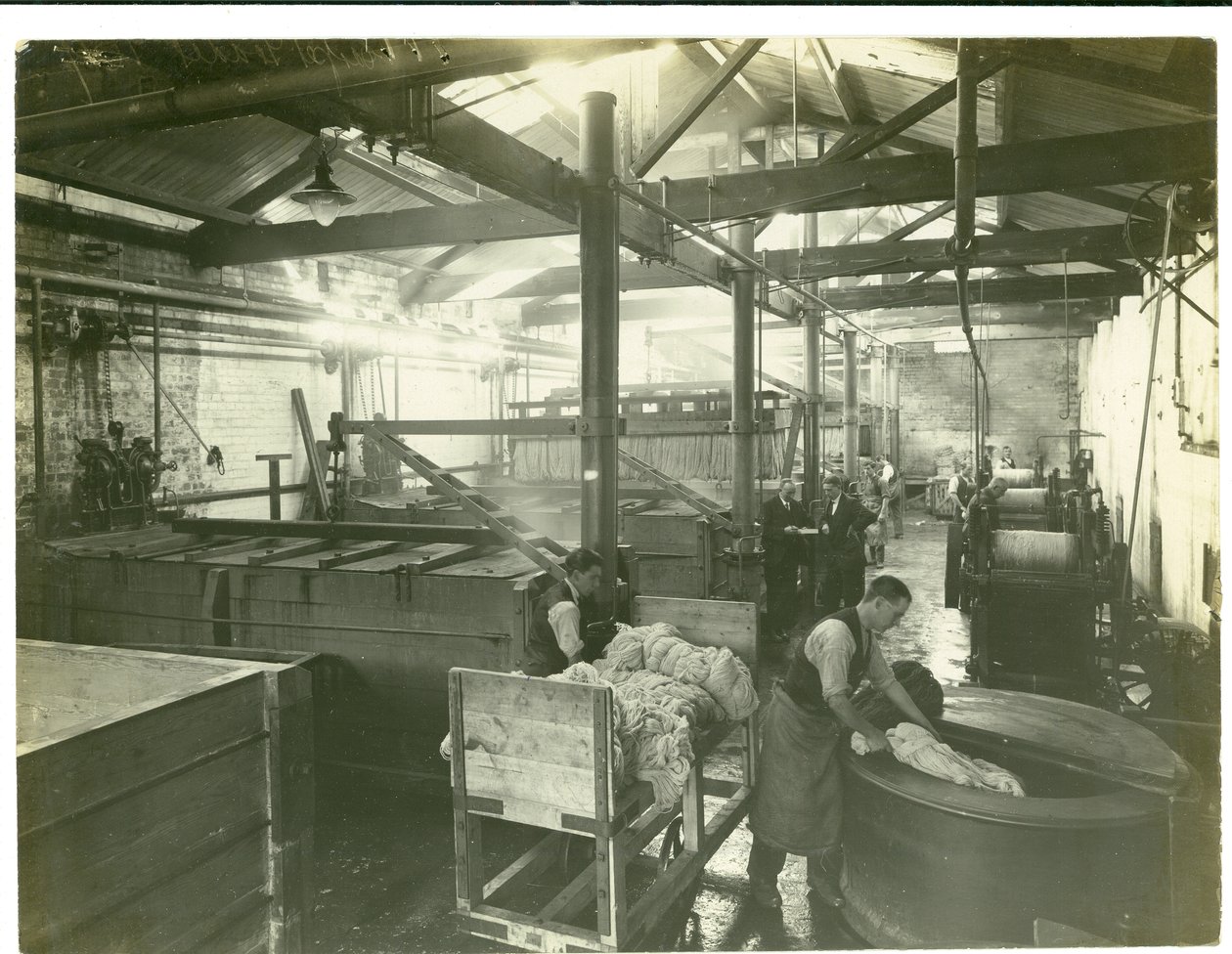Hydraulicky ovládaná barvírna, továrna na koberce, 1923 od English Photographer