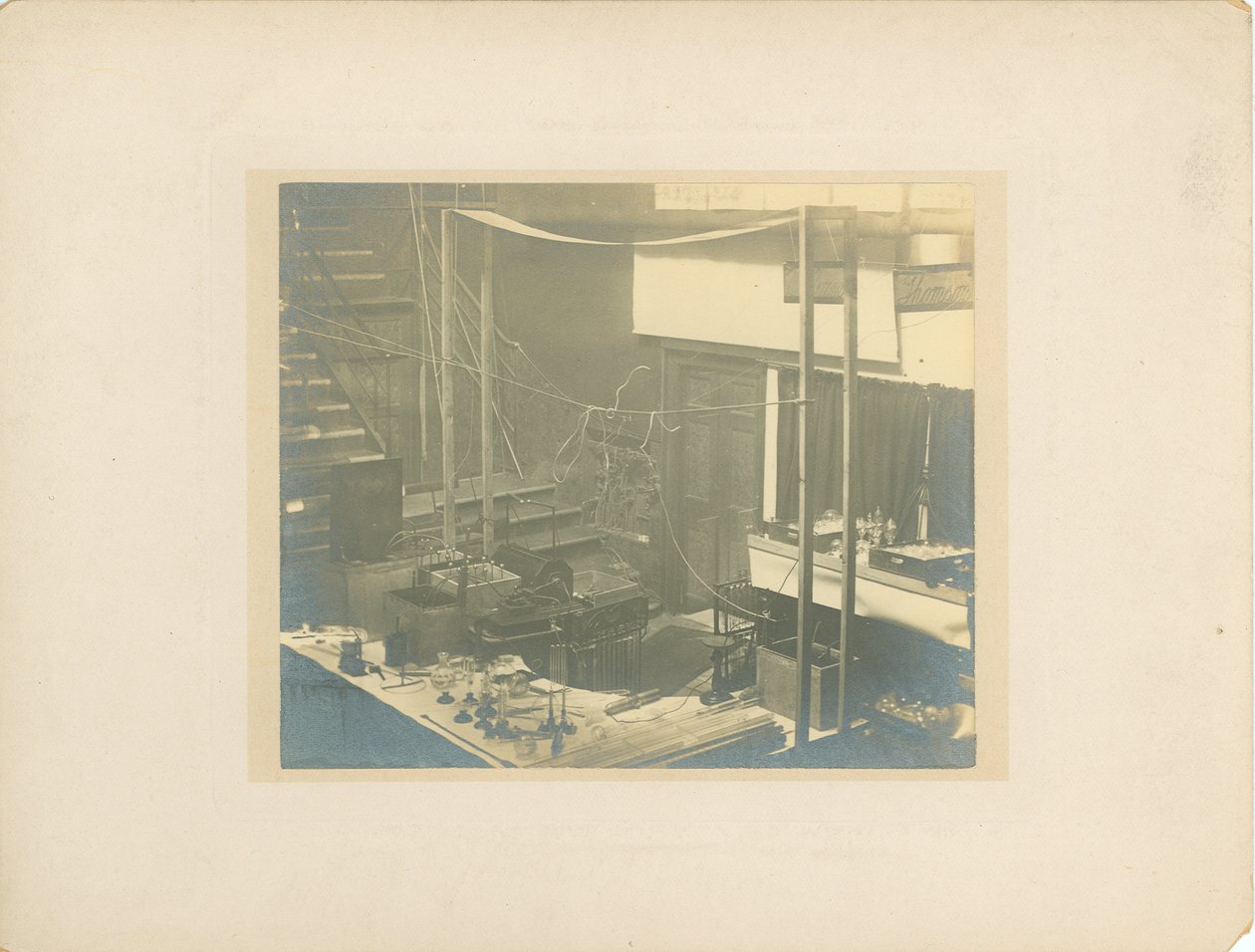 Obrázek jeviště v Královské instituci těsně předtím, než Tesla přednesl svou přednášku v roce 1892 od English Photographer