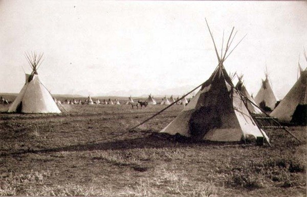 Indiánské stany, vyfotografované Royal Engineers na čtyřicáté deváté rovnoběžce (sépiová fotografie) od English Photographer