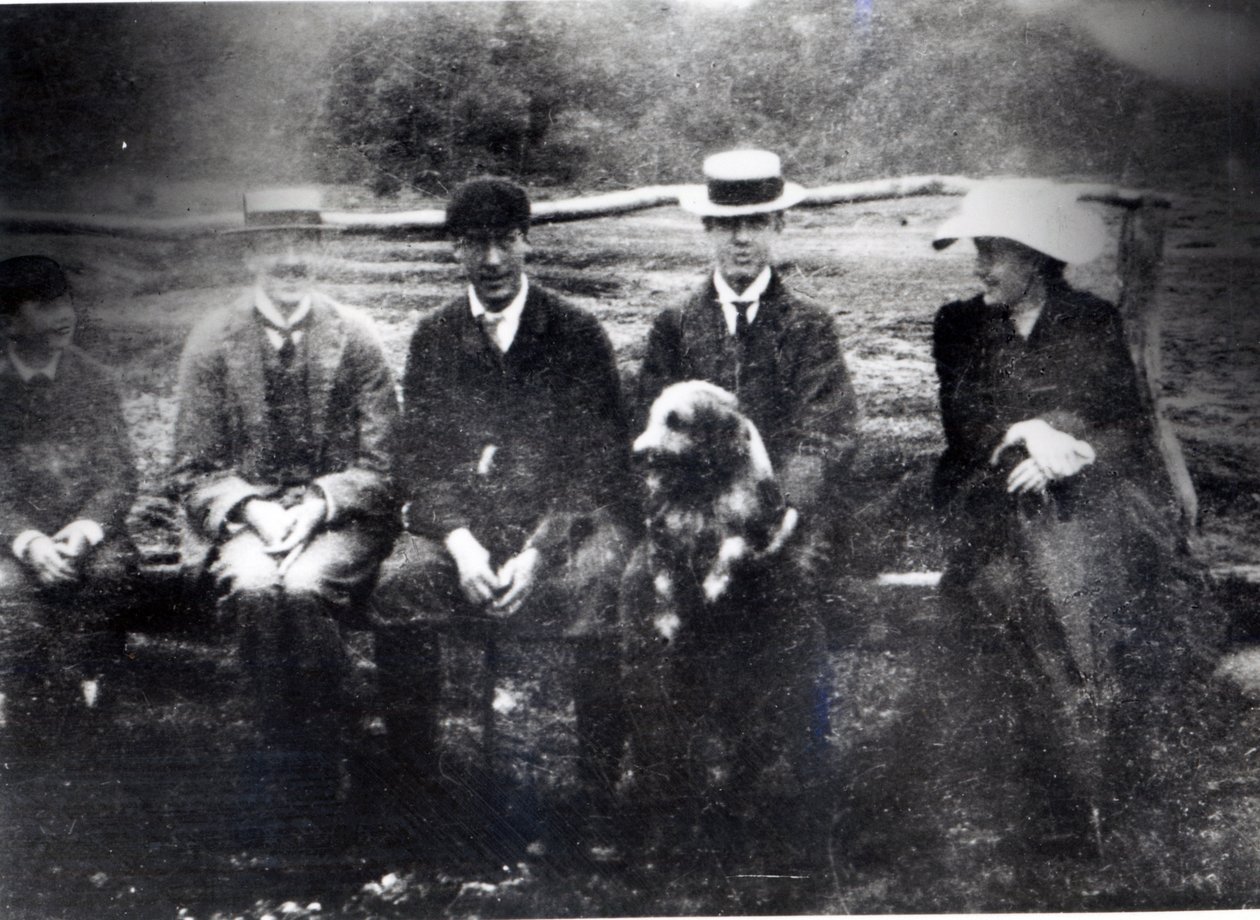 James a Lytton Strachey s Thobym, Adrianem a Virginií Stephen ve Fritham, Hampshire, 1901 od English Photographer